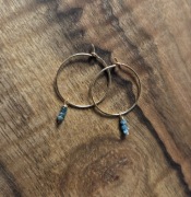 Złote kolczyki z niebieskimi diamentami