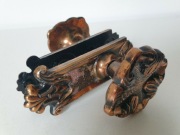 stara klamka gałka drzwi furtki zdobiona z szyldem