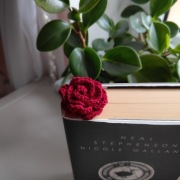 Zakładka do książki bordowa róża wykonana na szydełku 