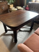 Duży dębowy stół