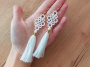 Kolczyki koronkowe białe z chwostem i złotymi dodatkami