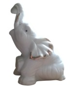 Figurka słonik słoń na szczęście biały siedzący trąba w górę 8cm prezent