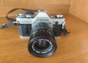 Aparat Canon AE-1 z obiektywem.