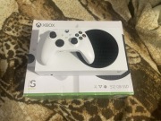 Xbox Series S 512GB + pad z akumulatorem + komplet kabli – gotowy do grania