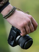 Ręcznie robiony pasek na nadgarstek do aparatu - paracord 550/275