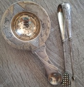 Srebrny zaparzacz do herbaty i szczypce do cukru próba 84 z monogramem