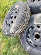 Felgi z oponami 13" z kołpakami 