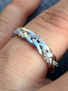 Srebrna obrączka warkocz z cyrkoniami