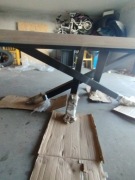 Stół z drewna dębowego w stylu loft.