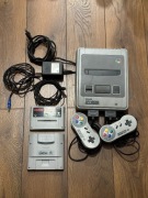 Konsola Super Nintendo SNES +2 pady + gra Soccer Shootout + gameboy adapter