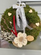 Wianki z mchu z dekoracją 