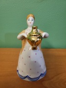 Kobieta z dzbanem/samowarem