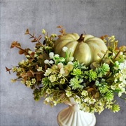 Stroik jesienny z piankową dynią w delikatnie złotej poświacie. 