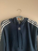 Granatowa bluza z kapturem adidas