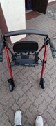 Rehabilitacyjny chodzik czterokołowy z siedliskiem i koszykiem