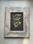 Rustykalna ramka drewniana z kompozycją suszonych roślin