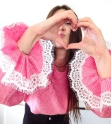 Elegancki sweter damski z koronkowymi rękawkami