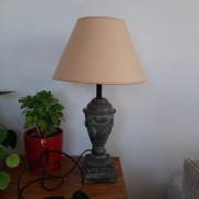 Stylowa, stara lampa z kremowym kloszem