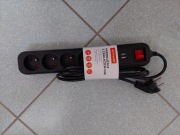 Czarna listwa zasilająca marki Hykker z 5 gniazdami i 2 portami USB.