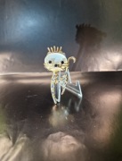 Broszka kot masa perłowa 