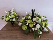 Kompozycja stroik komplet wiązanka kwiaty na cmentarz nagrobna z Zającem