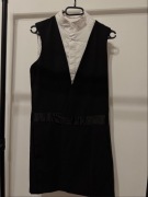 Czarna sukienka z białą koszulką