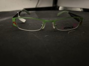 Okulary visible.