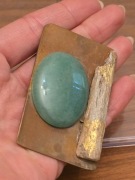 Broszka artystyczna miedziana z kamieniem