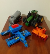 Bruder - Traktor John Deere, pług śnieżny, beczkowóz i agregat uprawowy