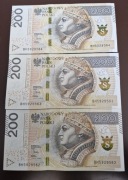 Banknoty 200 zł trzy sztuki Nr seryjny końcówka jeden po drugim 