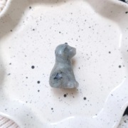 figurka z kamienia naturalnego pies labradoryt labradorytu kamień