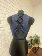 Granatowy top biustonosz do ćwiczeń lub góra do stroju kąpielowego