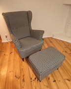 Fotel ikea STRANDMON uszak Vibberbo czarno biały z podnóżkiem