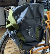 Sakwy Vaude OnTour 23Lx2 i bagażnik Decathlon Ultralight 900