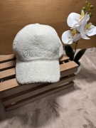 Czapka z daszkiem Guess – biała teddy/bouclé