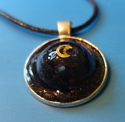 Ręcznie wykonany wisiorek noc -  z żywicy epoksydowej 