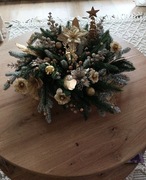 Stroik bożonarodzeniowy na białym  wianku ratanowy złoty, podświetlany