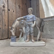 Figurka chłopiec koń sygnatura Terra