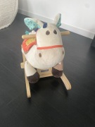 Pluszowy koń  na biegunach 