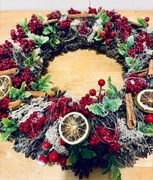 Wianek bożonarodzeniowy w czerwieni 45 cm