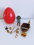 Playmobil Pirat z łódką w jajku skarbonce