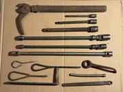 Zestaw starych akcesoriów do kluczy rurowych, przedłużki, przeguby