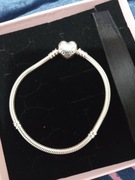 Bransoletka Pandora do charmsów z zapięciem w kształcie serca