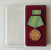 Medal NRD Za Wierną Służbę w Policji (DDR) ZŁOTY - Stan Menniczy w Etui