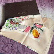 Jedwabna apaszka kwiaty Gucci 60x60 cm