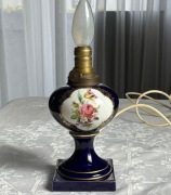 Lampa Lindner Niemcy kobalt porcelanowa elektryczna kwiaty złocenia