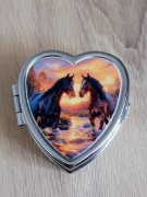 Ozdobne metalowe pudełeczko, kieszonkowa szkatułka - konie, serce
