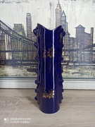 Elegancki wazon ceramiczny – granatowy ze złotym zdobieniem