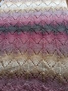 Ażurowy cieniowany szal robiony na drutach (odcienie beżu, brązu i bordo)