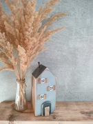 Drewniany domek szary dekoracja